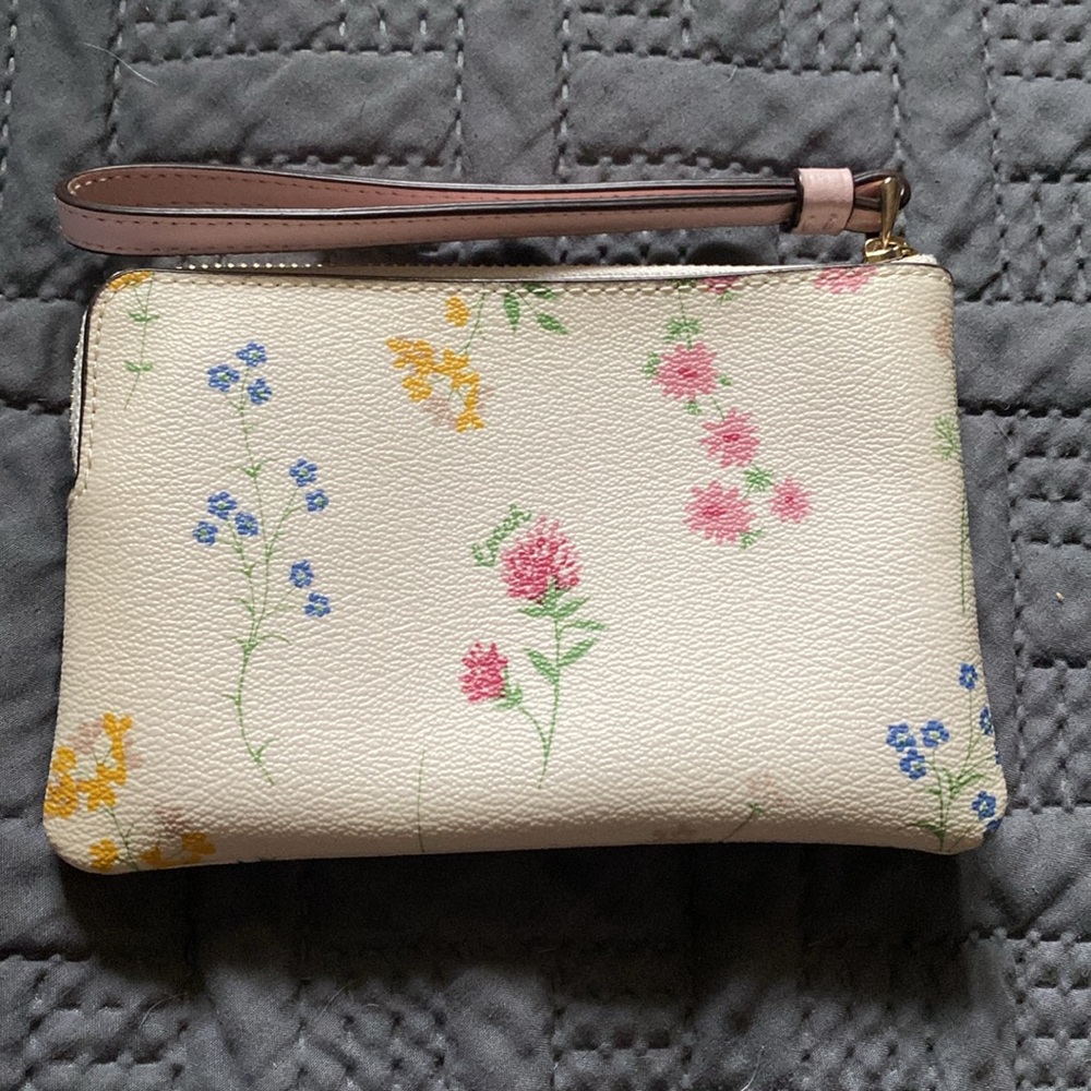 NWOT Coach Wristlet Wallet With Floral Print And Signature Logo White Pink - Picture 2 of 3